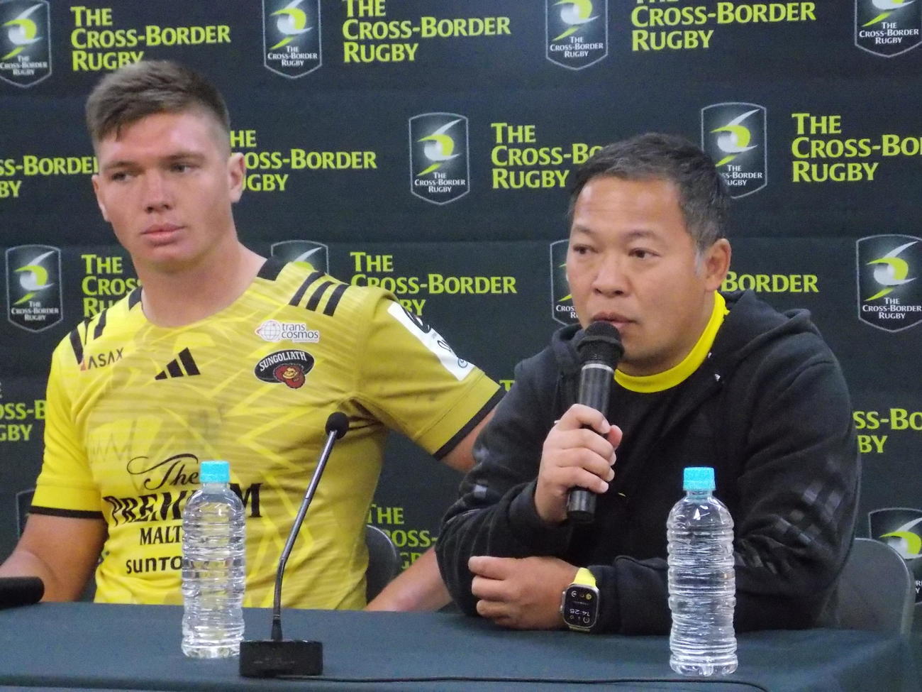 ブルーズ戦を終えて思いを語る東京SGの田中澄憲監督（右）とロックのハリー・ホッキングス（撮影・松本航）
