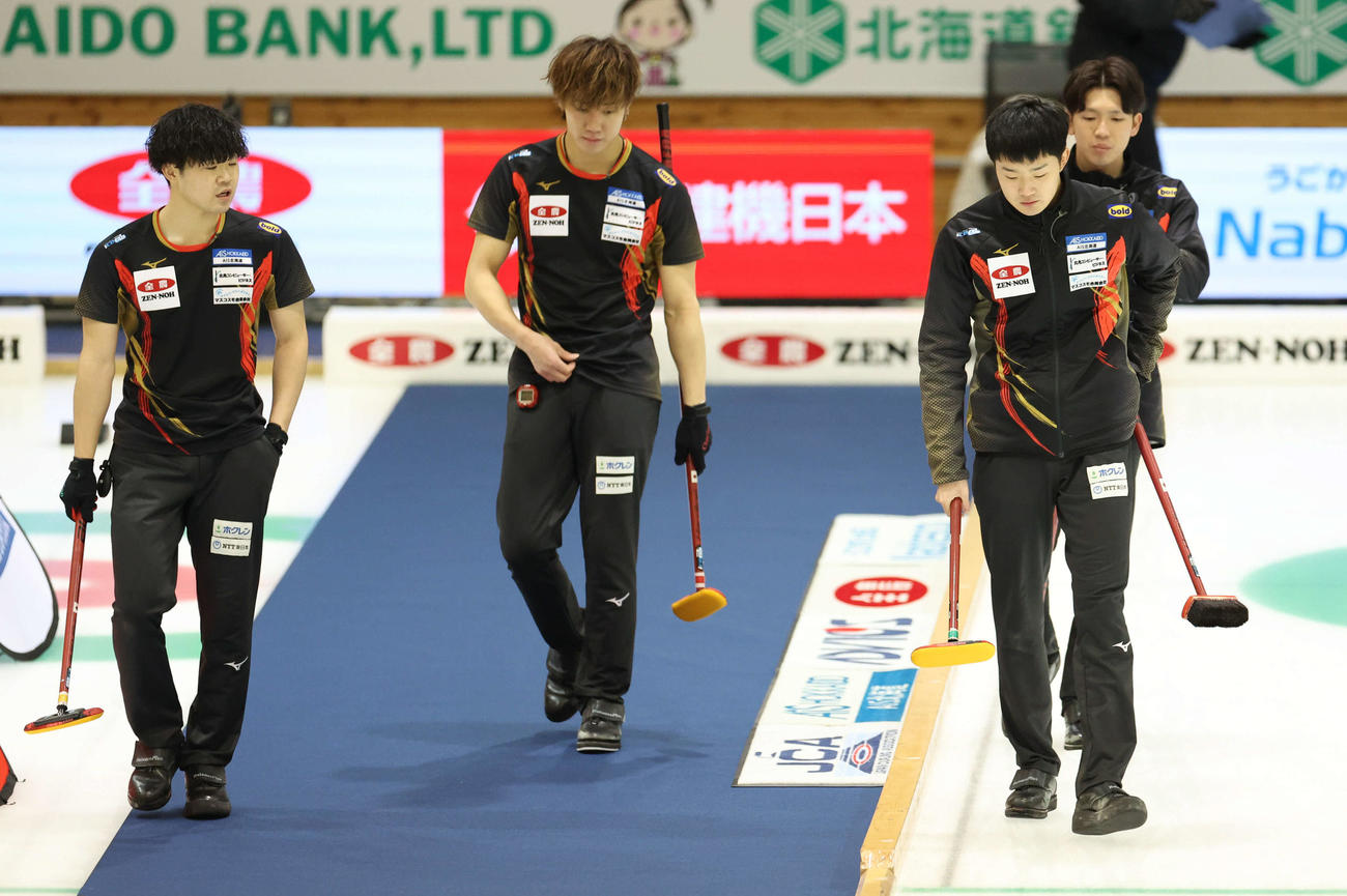 SC軽井沢クラブ対ロコ・ソラーレ　第8エンド、3点を決められ肩を落とすロコ・ソラーレの選手たち。左から前田拓紀、上川、前田拓海、中原（撮影・佐藤翔太）