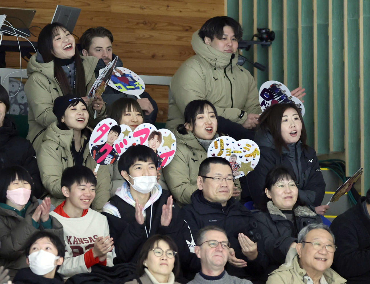 SC軽井沢クラブ対ロコ・ソラーレ　男子のロコ・ソラーレを応援する女子のロコ・ソラーレの選手たち。左から吉田知、吉田夕、鈴木、藤沢、石崎（撮影・佐藤翔太）