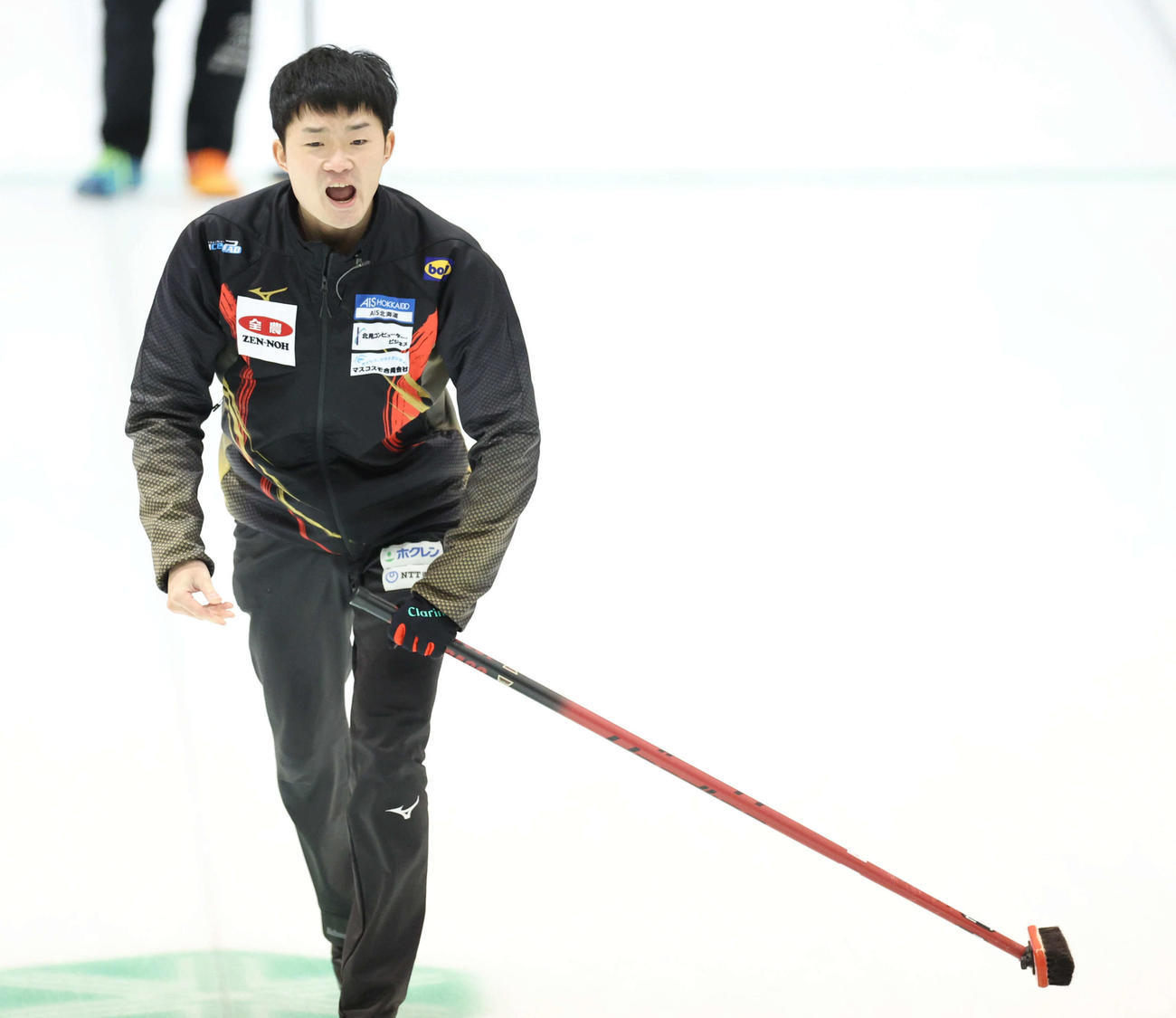SC軽井沢クラブ対ロコ・ソラーレ　第8エンド、指示を出すロコ・ソラーレの前田拓海（撮影・佐藤翔太）