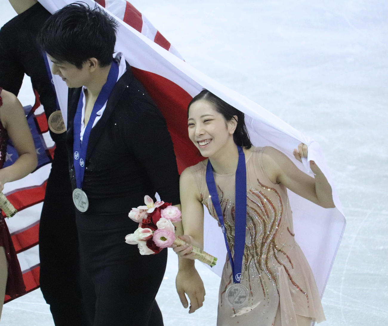 銀メダルを獲得した三浦璃来、木原龍一組（撮影・竹本穂乃加）＝2024年2月3日、中国・上海