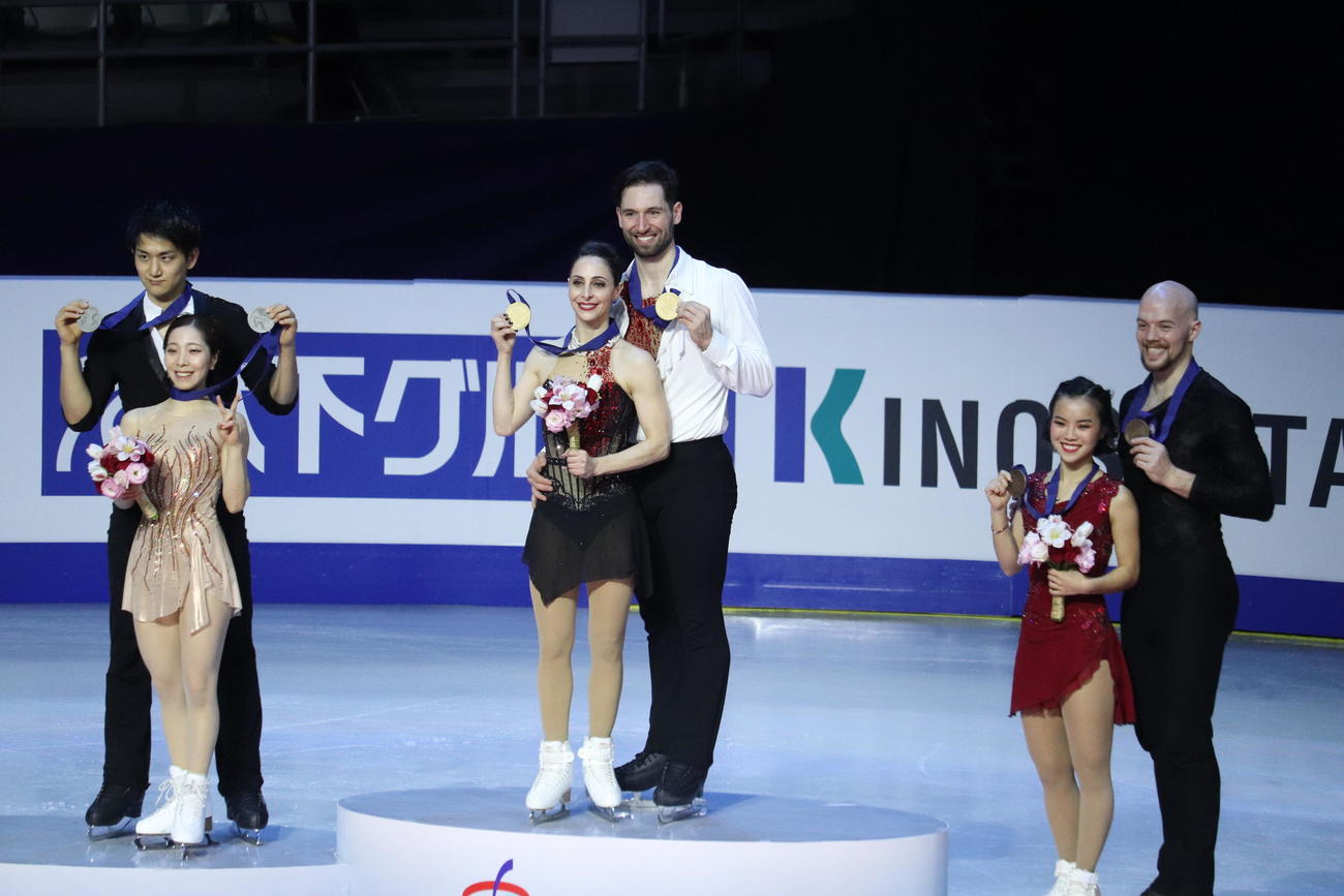 表彰式に参加した3組。左から三浦璃来、木原龍一組、ディアナ・ステラート・デュデュック、マキシム・デシャン組、エリー・カム、ダニー・オシェア組（撮影・竹本穂乃加）＝2024年2月3日、中国・上海