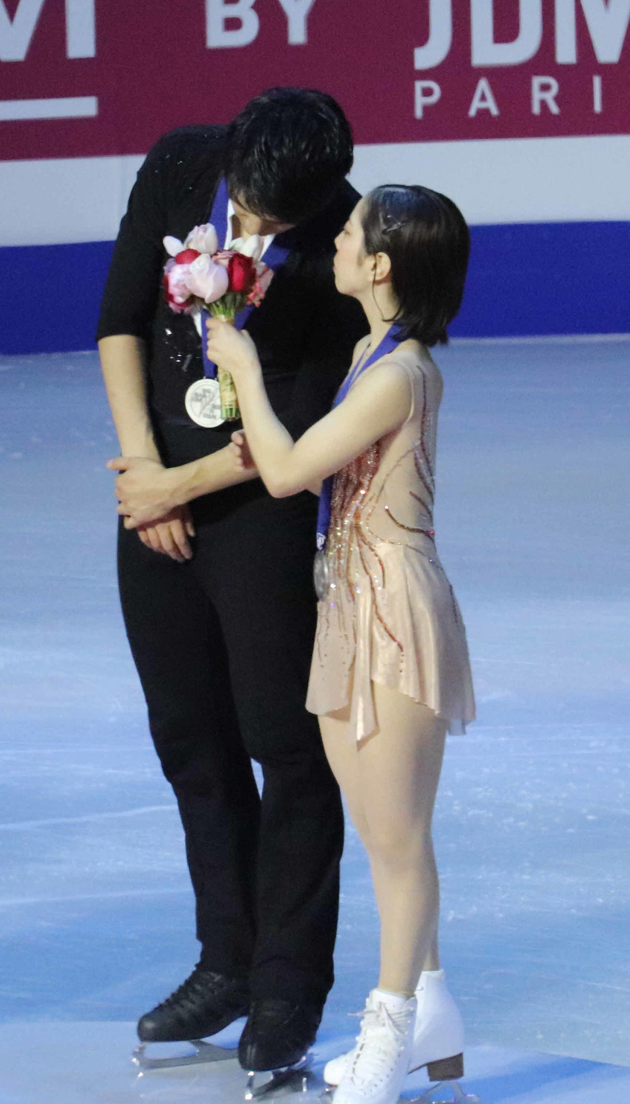 花束を木原龍一（左）にかがせる三浦璃来（右）（撮影・竹本穂乃加）＝2024年2月3日、中国・上海