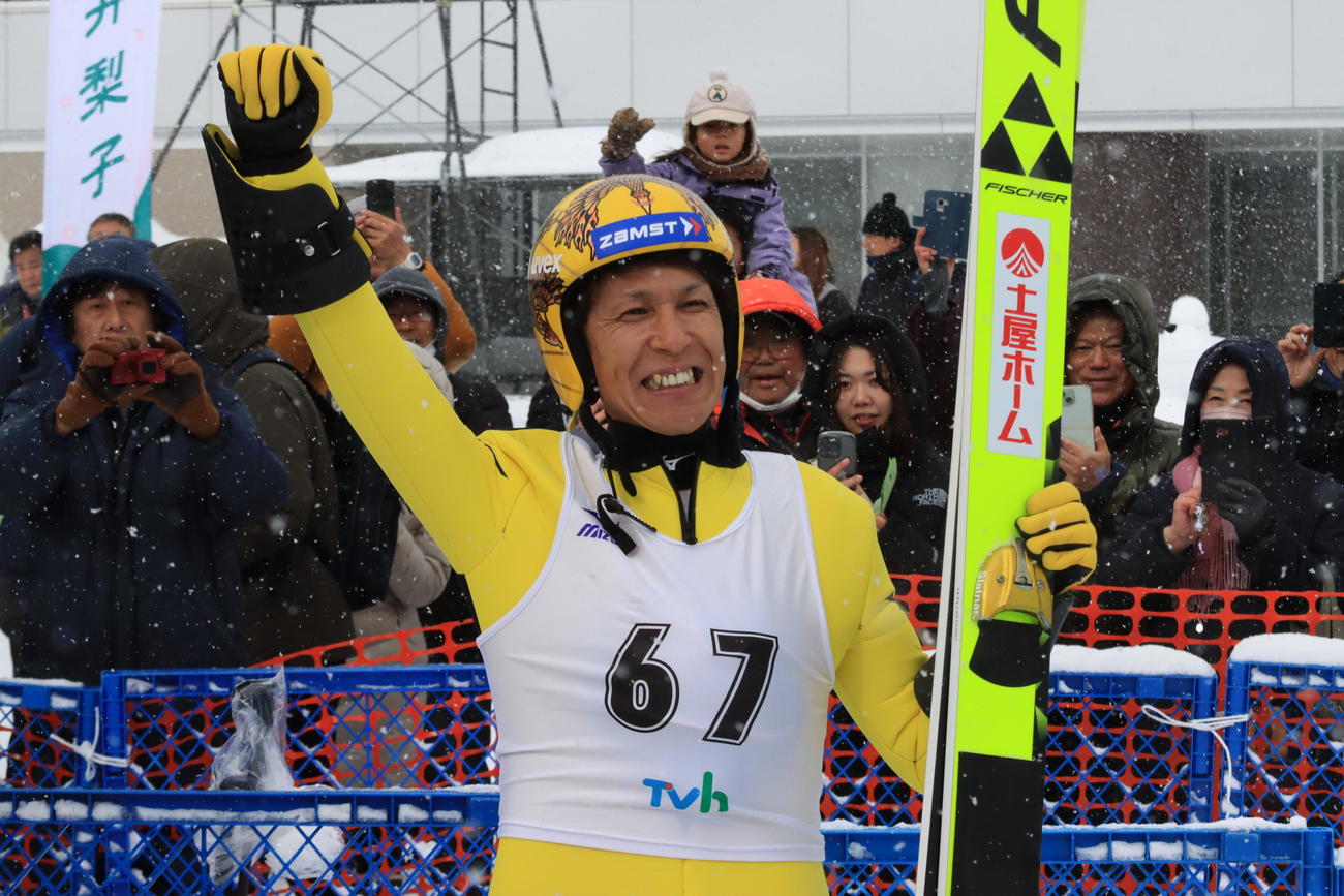 優勝が決まった瞬間、ガッツポーズで喜ぶ葛西（撮影・保坂果那）