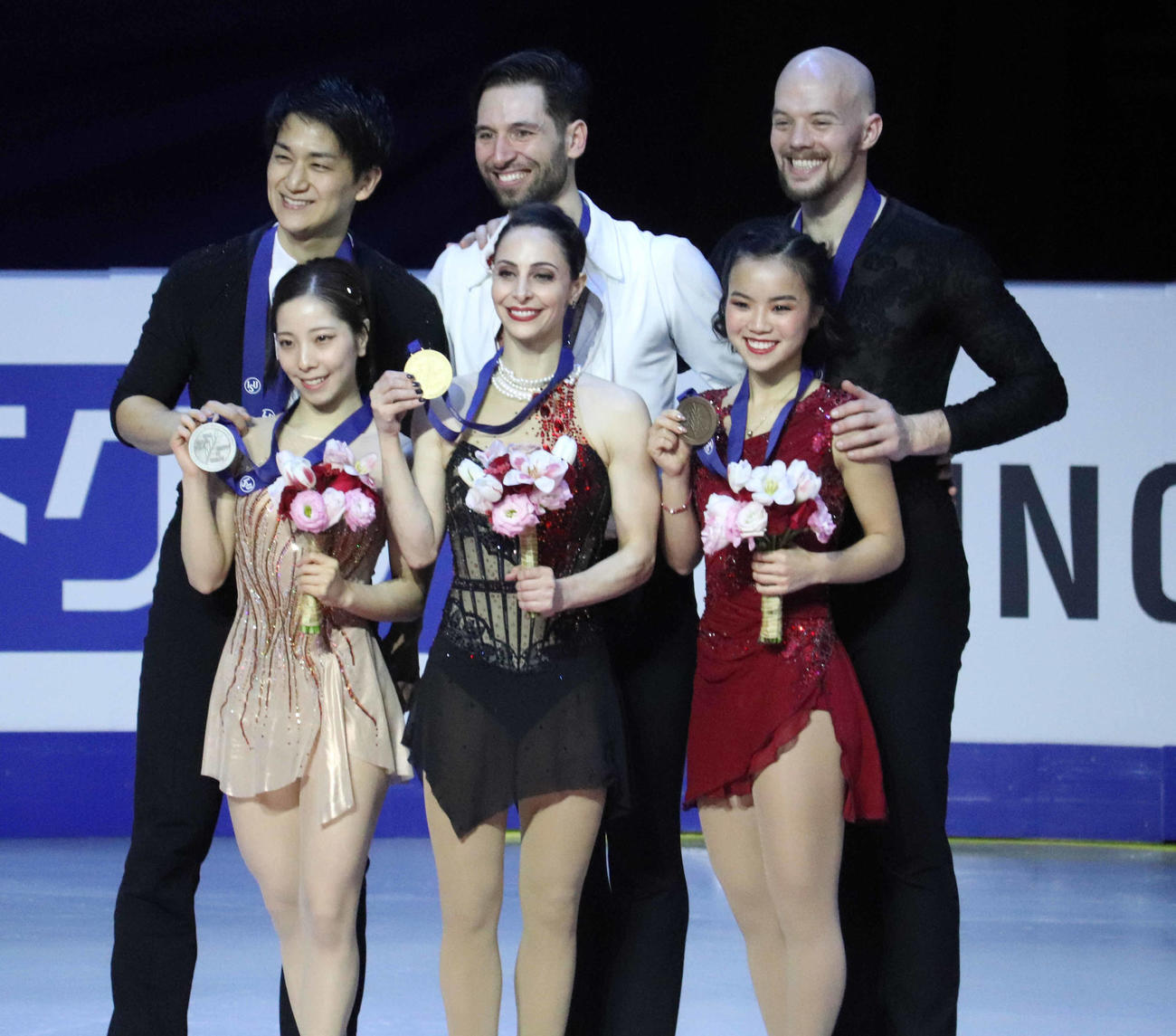 表彰式に参加した3組。左から三浦璃来、木原龍一組、ディアナ・ステラート・デュデュック、マキシム・デシャン組、エリー・カム、ダニー・オシェア組（撮影・竹本穂乃加）＝2024年2月3日、中国・上海