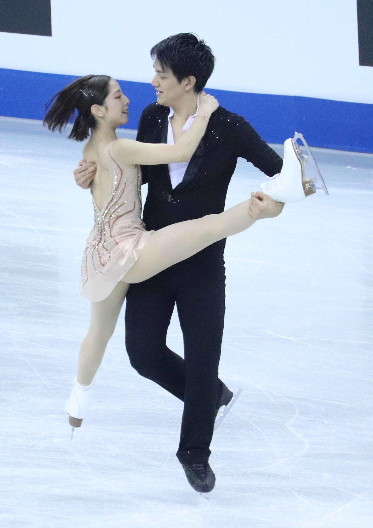 フリーを演じる三浦璃来、木原龍一組（撮影・竹本穂乃加）＝2024年2月3日、中国・上海
