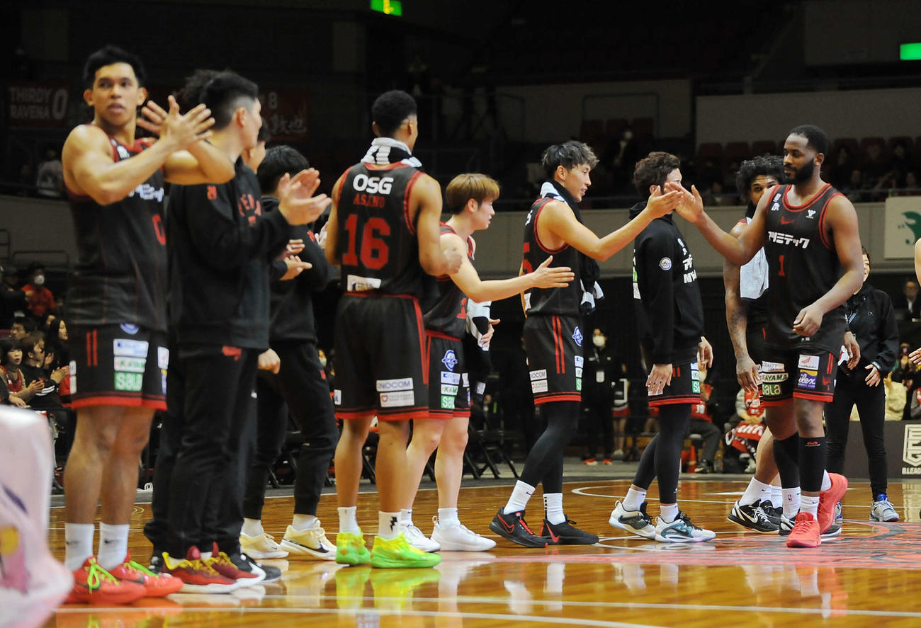 試合に勝利して喜び合う三遠のメイテン（右手前）と選手ら