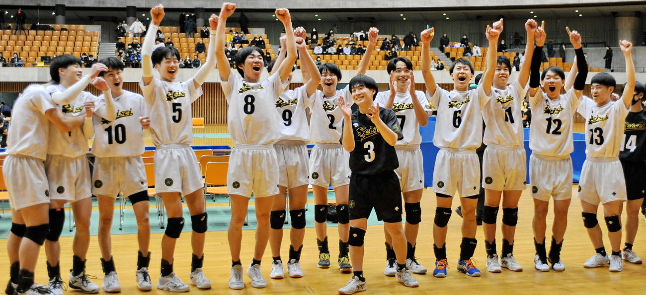 スタンドに向かって喜びを爆発させる静清の選手たち　