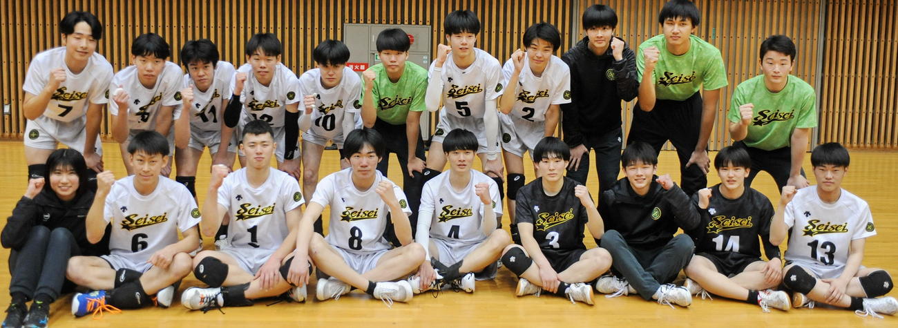 6年ぶり3度目の優勝を飾った静清の選手たち　