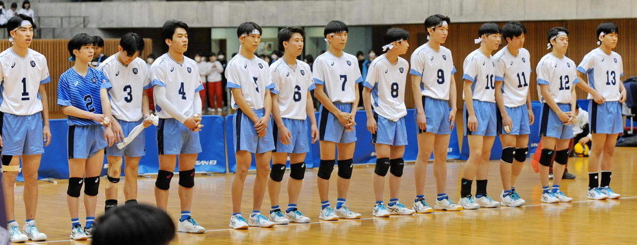 試合に敗れ、整列する浜松修学舎の選手たち