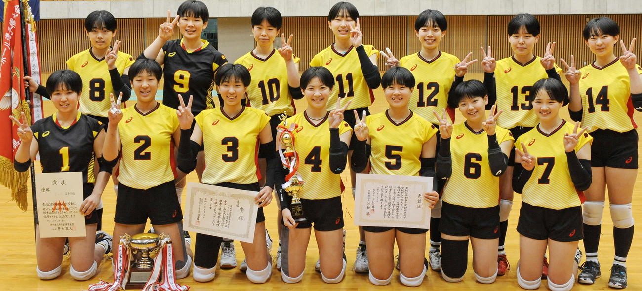 3大会連続7度目の優勝を飾った富士見の選手たち　