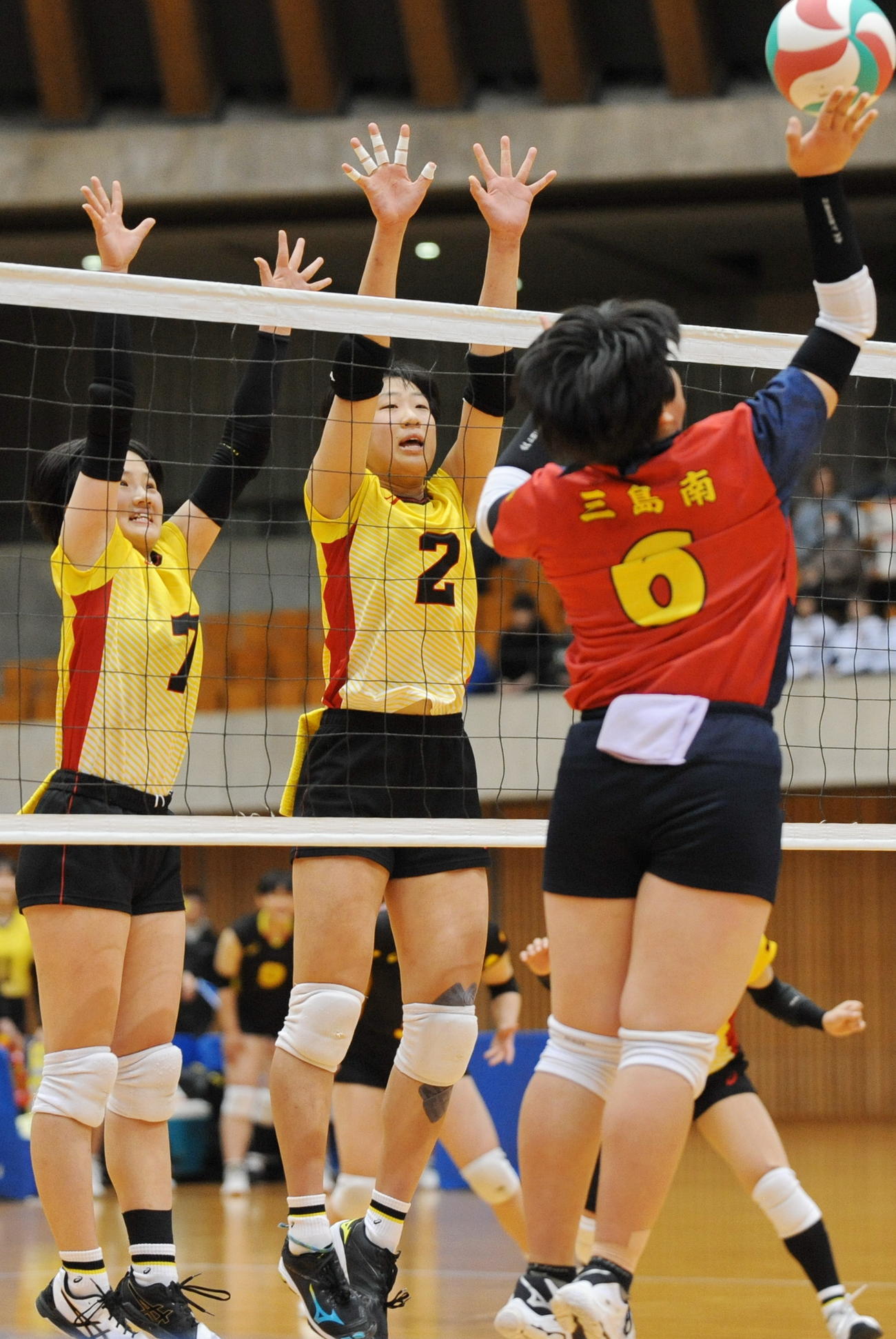 4本のブロックを決めた富士見MB鈴木（左から2人目）　　　