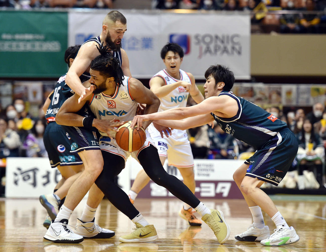 仙台対広島　第4Q、強度のあるディフェンスを見せる仙台ブース（左）と阿部（撮影・相沢孔志）