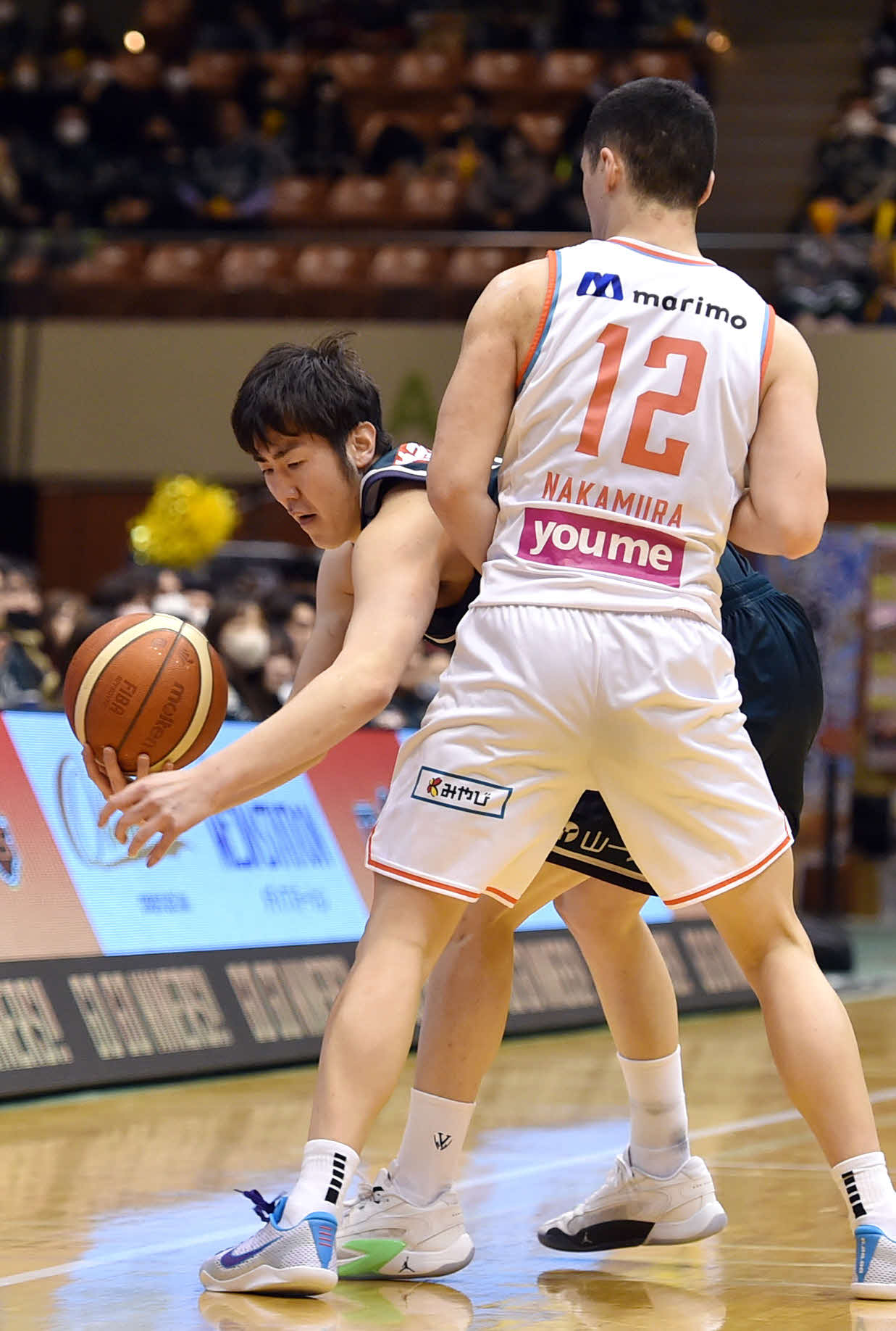 仙台対広島　第2Q、広島中村（手前）からディフェンスされる仙台阿部（撮影・相沢孔志）