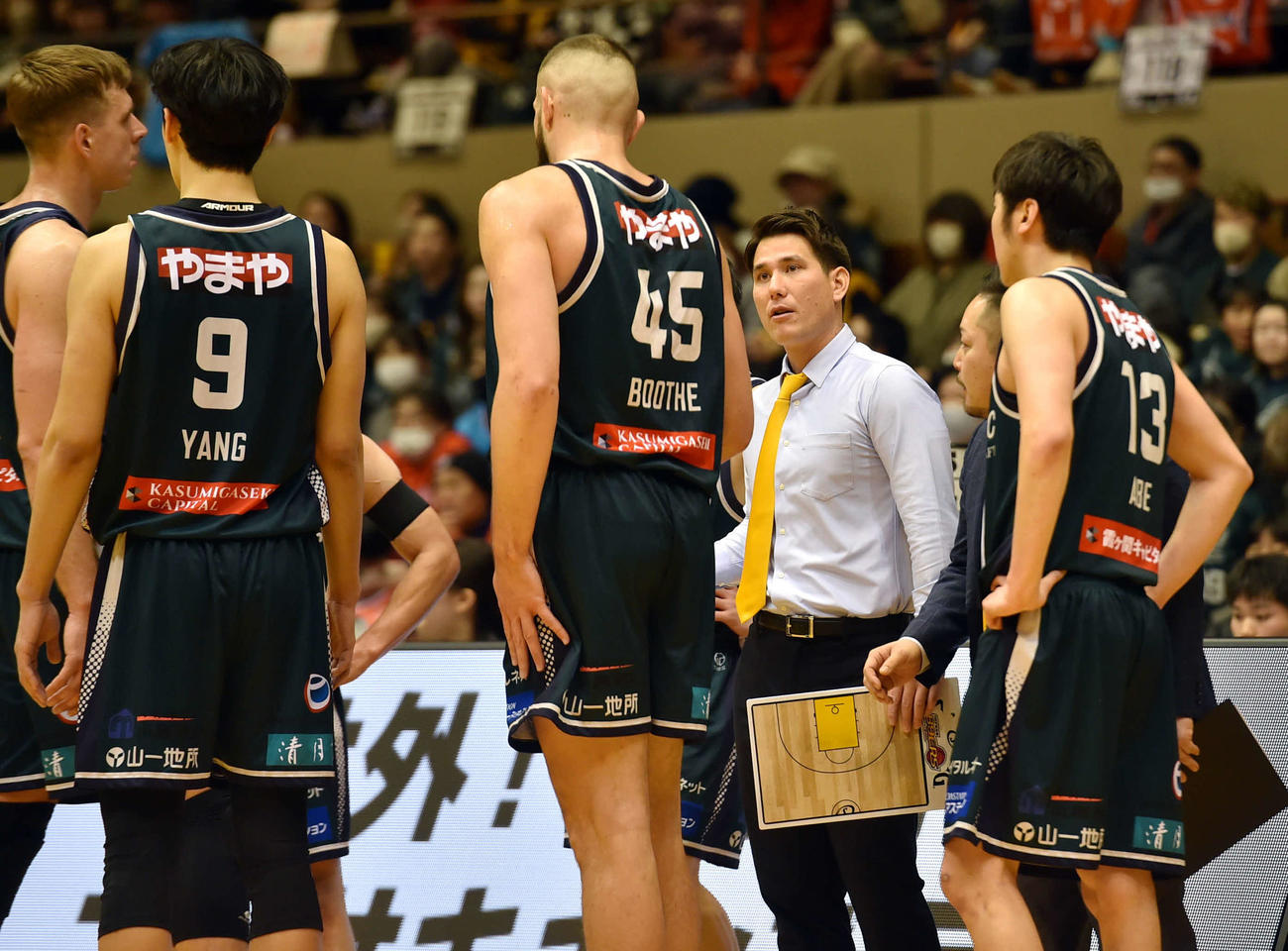 第1Q、選手に指示を与える仙台藤田HC（後方）
