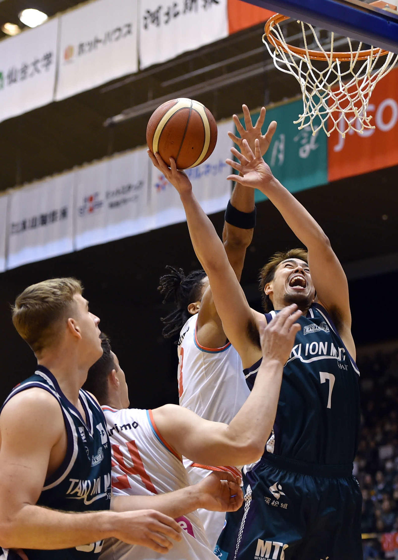 第1Q、シュートする仙台沢辺（右）