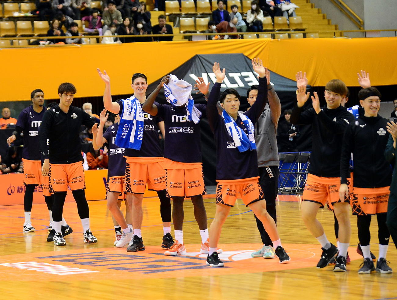 応援席に勝利を報告するベルテックス静岡の選手たち