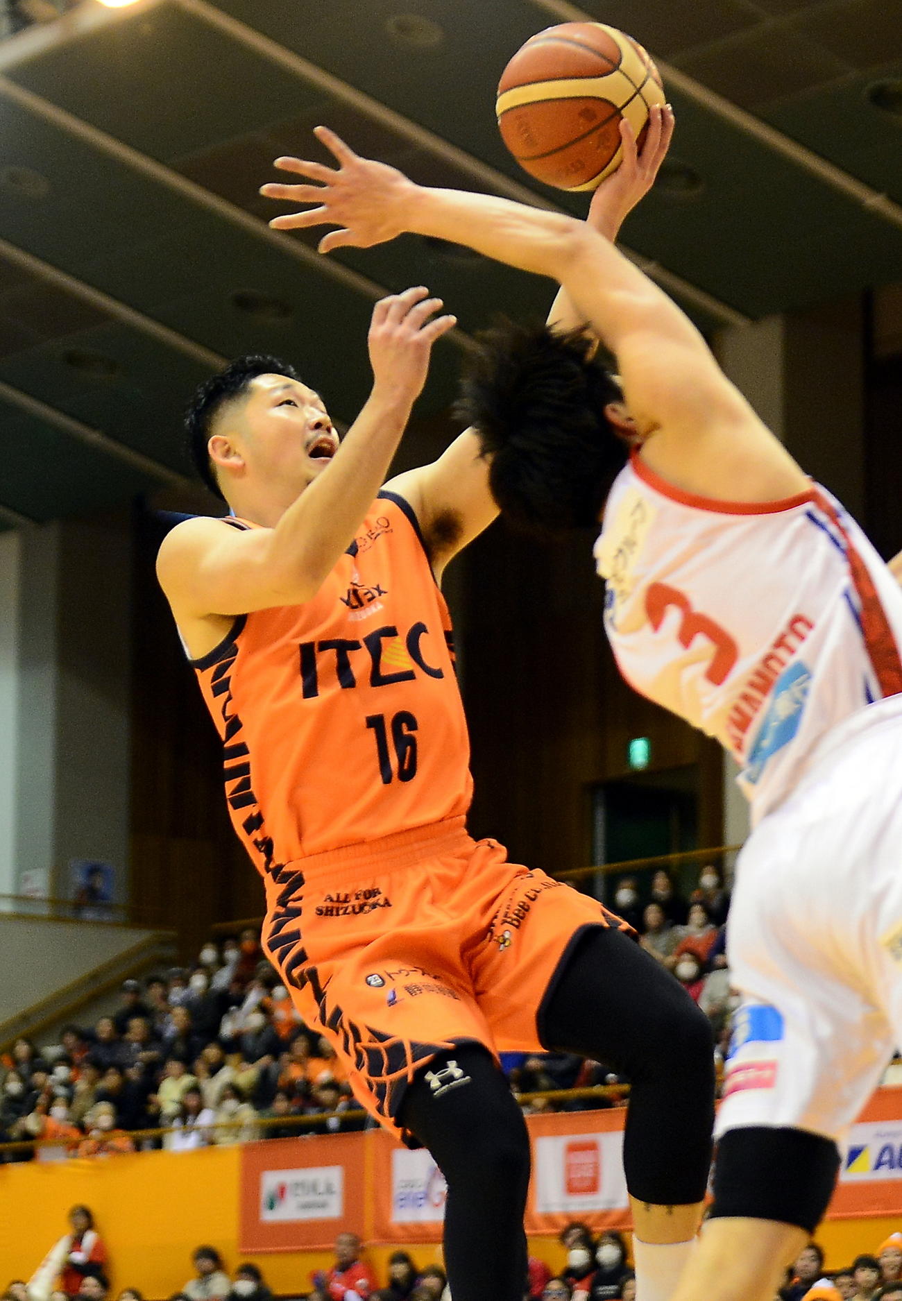 第1Q、速攻からシュートを決めるベルテックス静岡・橋本