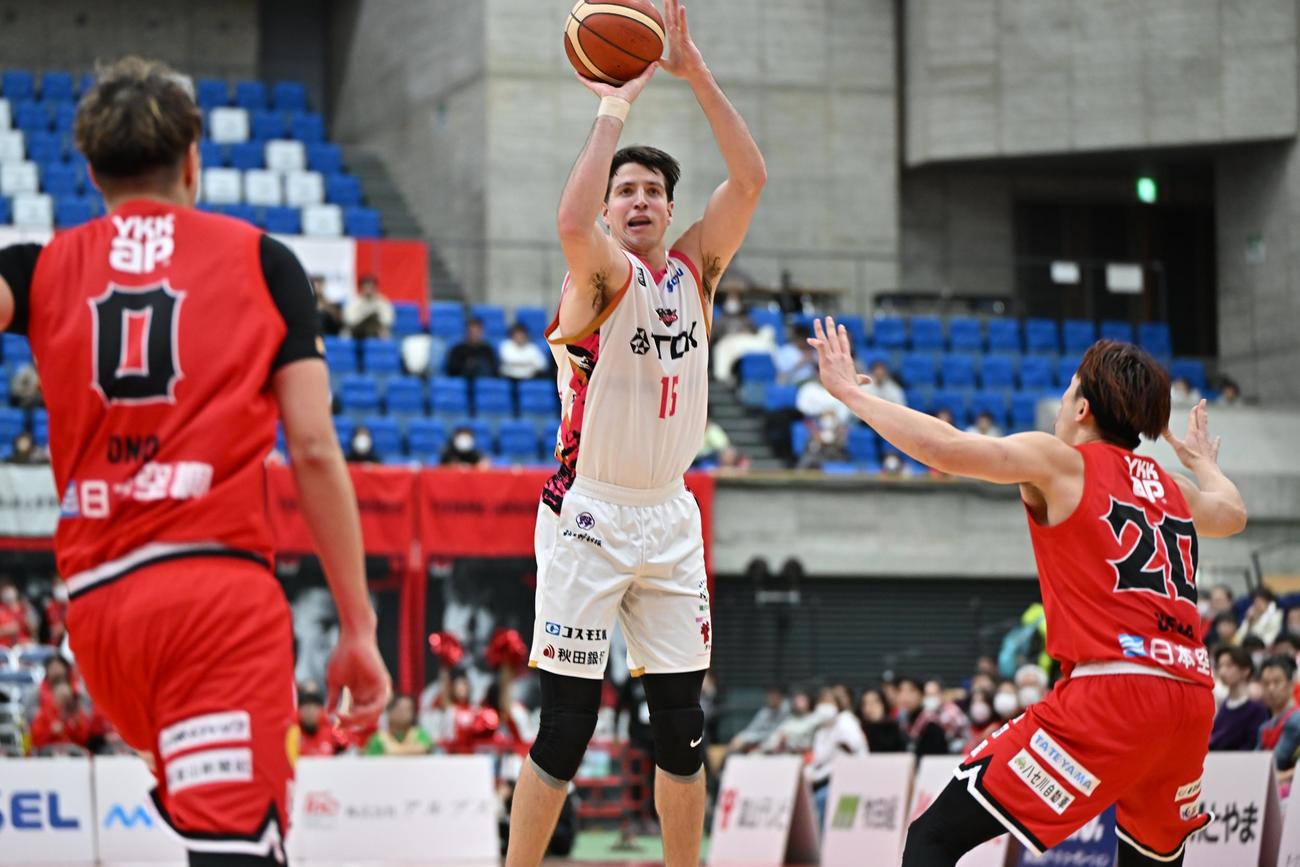 第2Q、シュートを狙う秋田ライスナー（C）B．LEAGUE