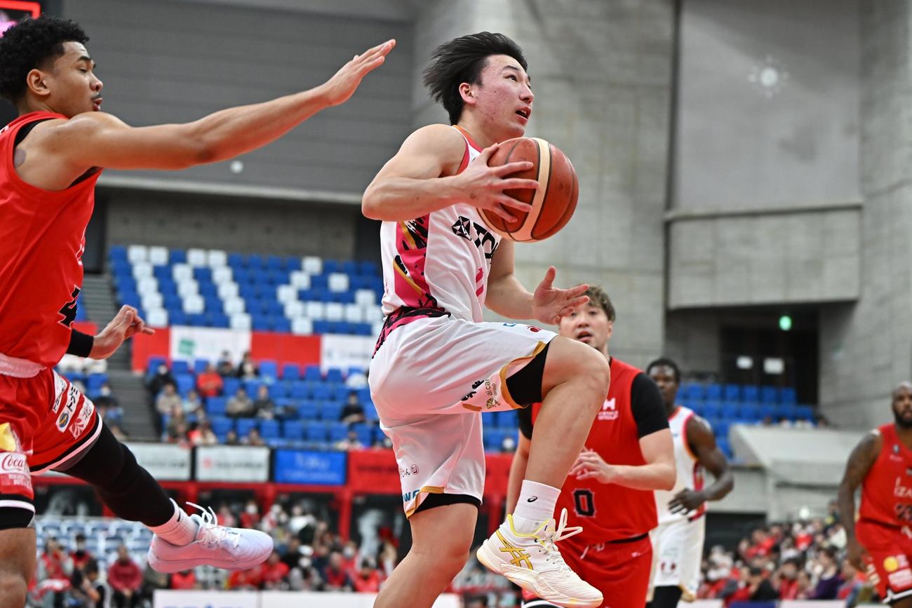 第2Q、シュートを狙う秋田熊谷（C）B．LEAGUE