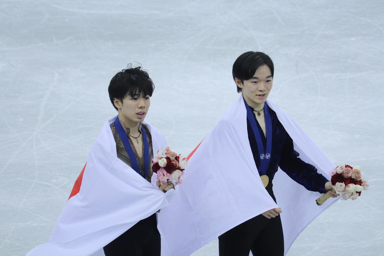 優勝した鍵山優真（右）と2位の佐藤駿（左）（撮影・竹本穂乃加）