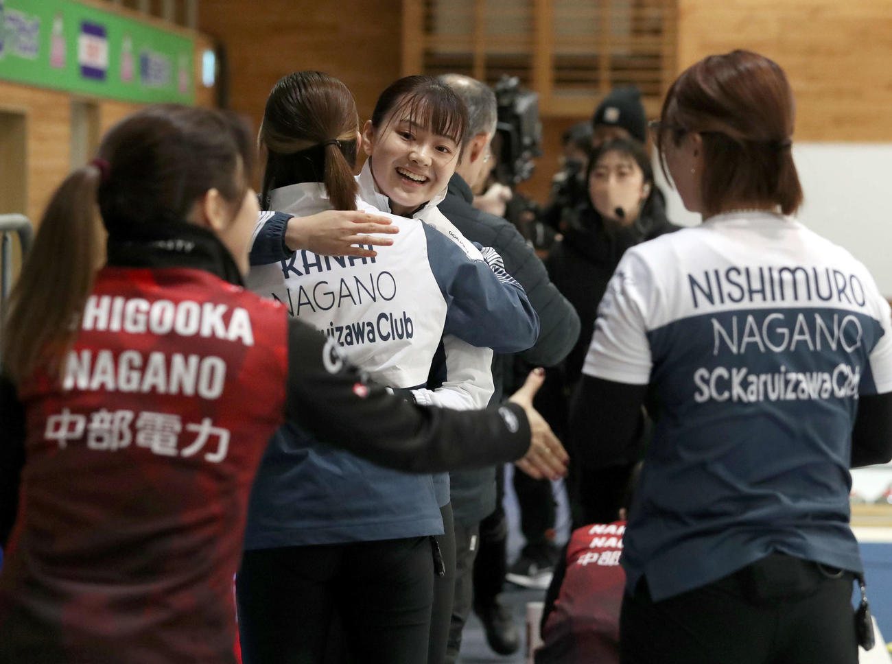 SC軽井沢クラブ対中部電力　決勝進出を決めSC軽井沢クラブの金井（左から2人目）と抱き合って喜ぶ上野美（撮影・佐藤翔太）