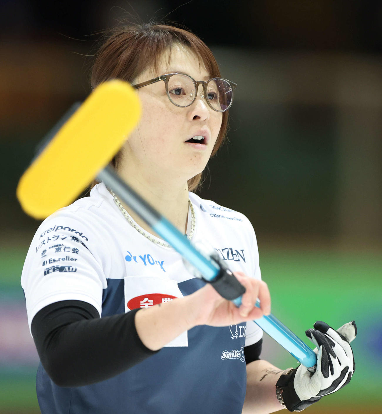 SC軽井沢クラブ対中部電力　第5エンド、ストーンを見つめるSC軽井沢クラブの西室（撮影・佐藤翔太）