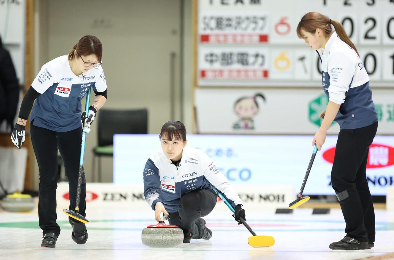 SC軽井沢クラブ対中部電力　第10エンド、ショットを放つSC軽井沢クラブの上野美（中央）（撮影・佐藤翔太）