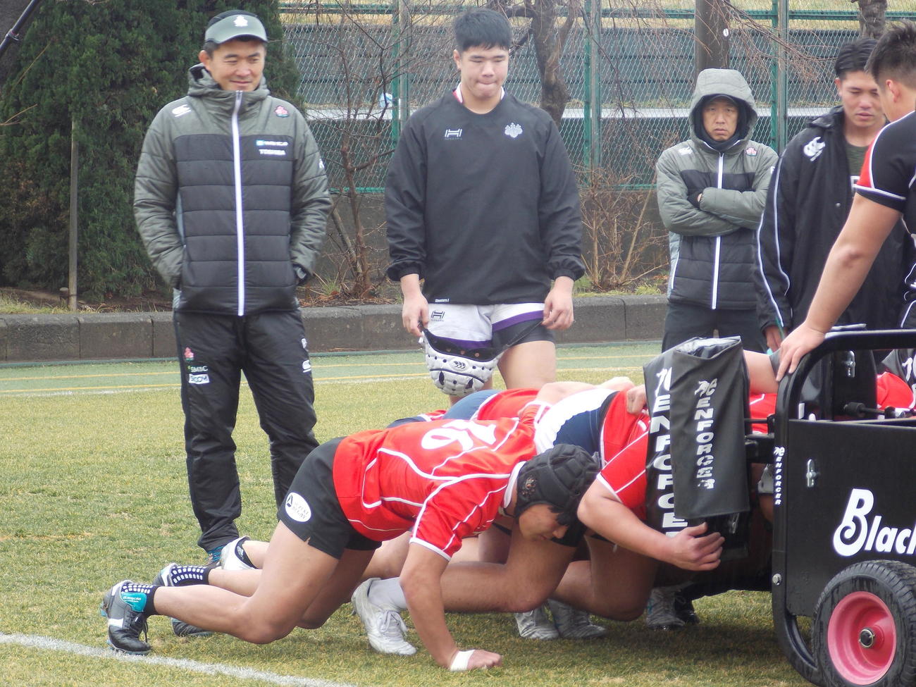 U20日本代表候補FW合宿でスクラムを見守る大久保直弥ヘッドコーチ（左）（撮影・松本航）