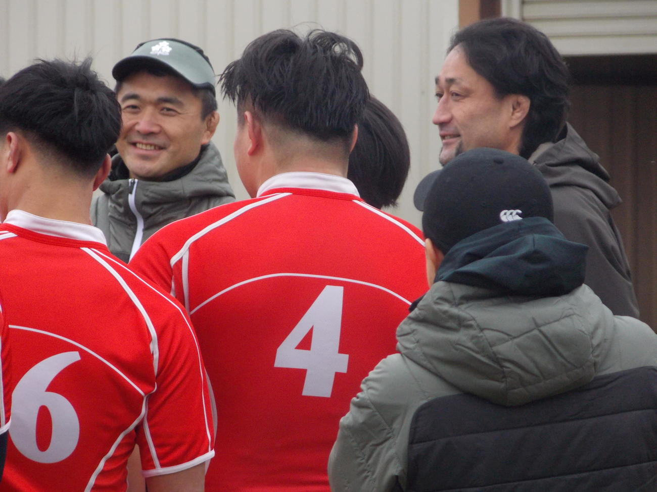 U20日本代表候補FW合宿を訪れた元日本代表の大野均氏（右）と笑顔を見せる大久保直弥ヘッドコーチ（左から2人目）（撮影・松本航）