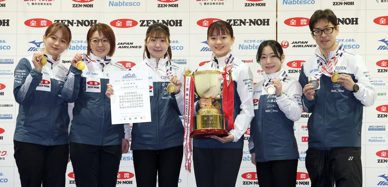 優勝し笑顔でフォトセッションをするSC軽井沢クラブの選手たち。左から上野結、西室、金井、上野美、両川、西室コーチ（撮影・佐藤翔太）