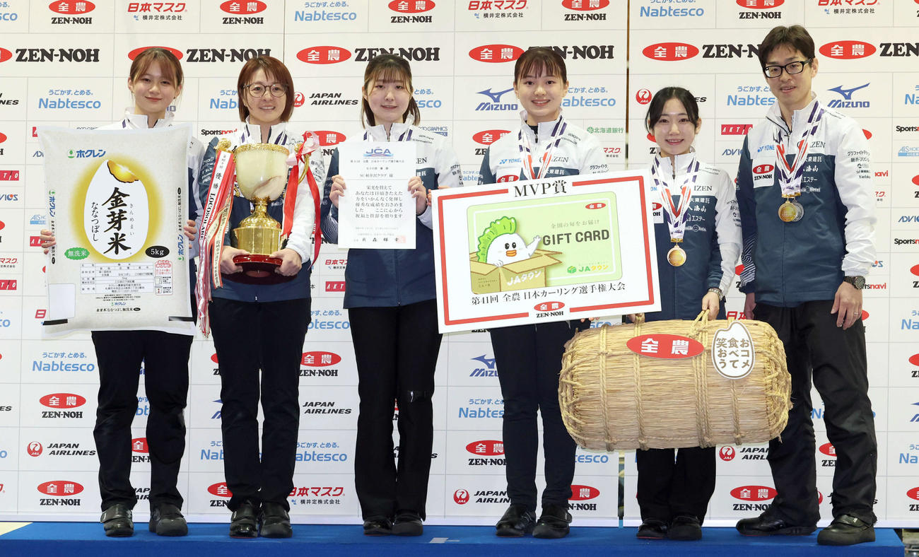 優勝し笑顔でフォトセッションをするSC軽井沢クラブの選手たち。左から上野結、西室、金井、上野美、両川、西室コーチ（撮影・佐藤翔太）