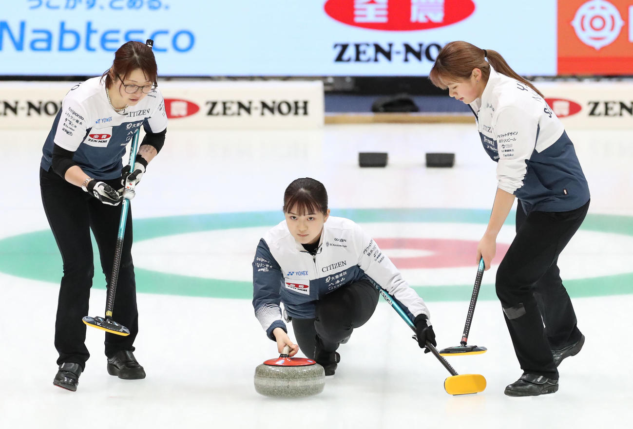 SC軽井沢クラブ対北海道銀行　第10エンド、ショットを放つSC軽井沢クラブの上野美（撮影・佐藤翔太）