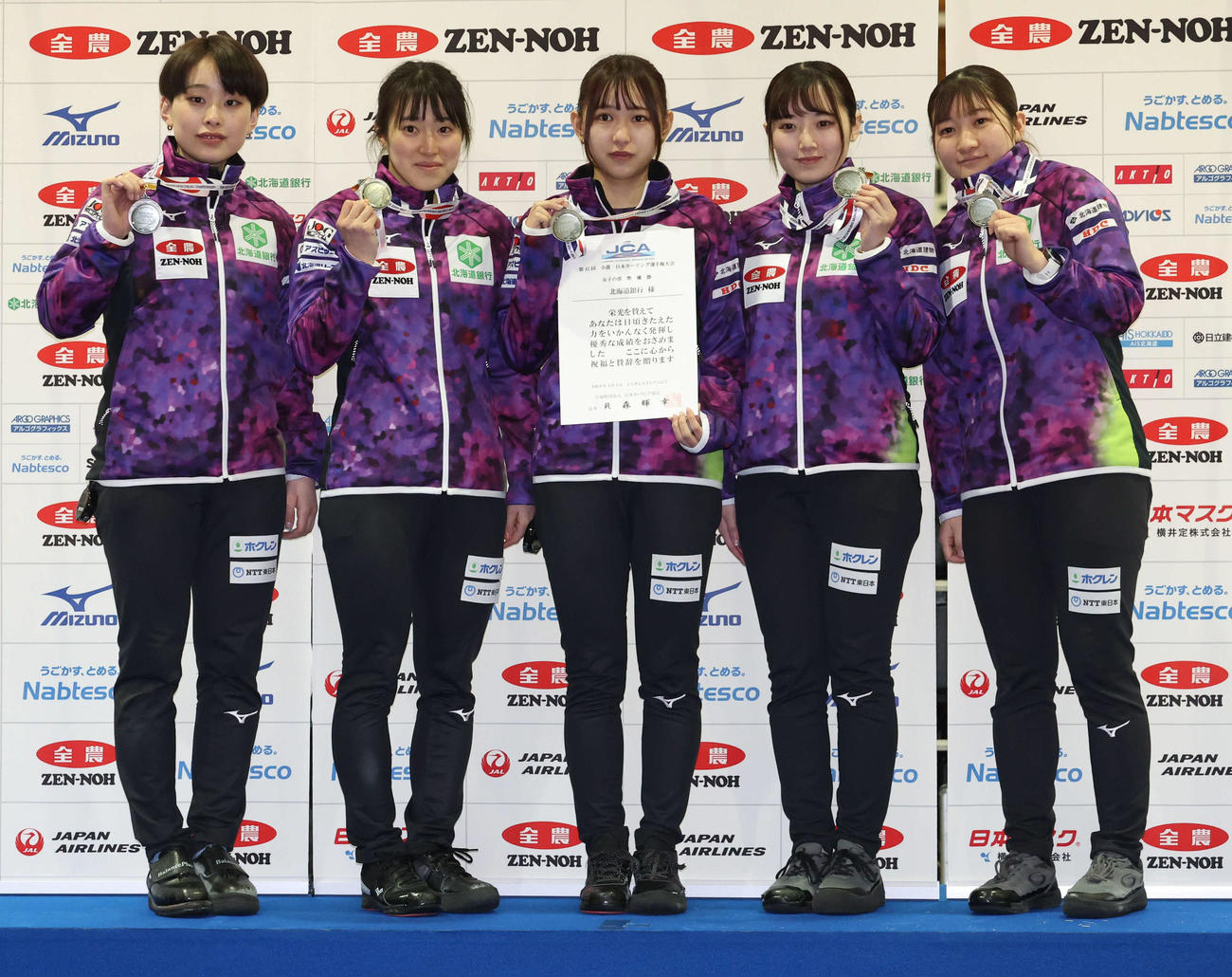 準優勝しフォトセッションをする北海道銀行の選手たち。左から中島、山本、仁平、伊藤、田畑（撮影・佐藤翔太）