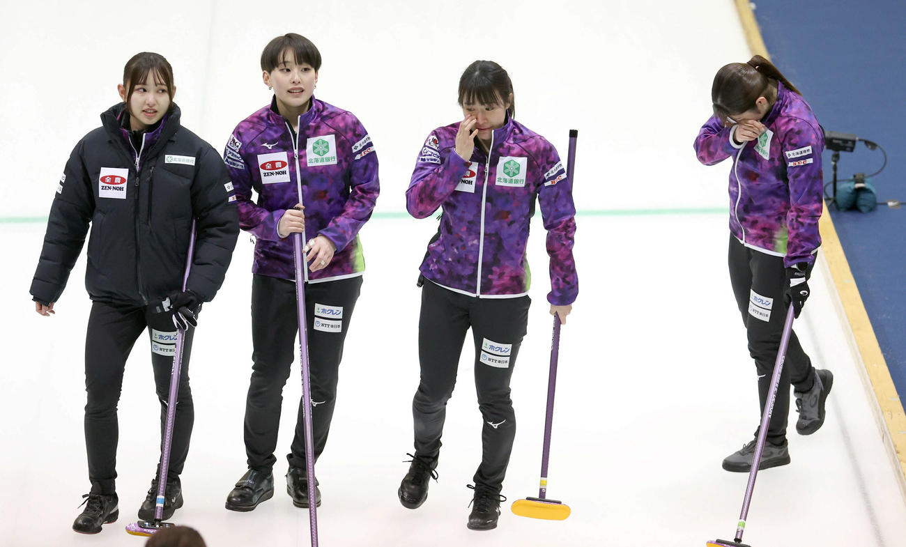 SC軽井沢クラブ対北海道銀行　優勝を逃し涙する北海道銀行の選手たち。左から仁平、中島、山本、田畑（撮影・佐藤翔太）