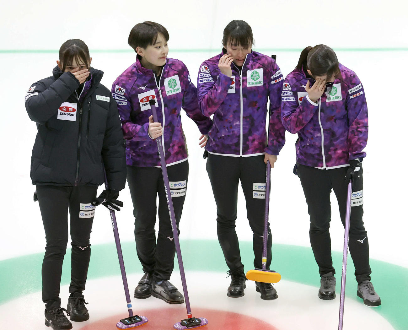 SC軽井沢クラブ対北海道銀行　優勝を逃し涙する北海道銀行の選手たち。左から仁平、中島、山本、田畑（撮影・佐藤翔太）