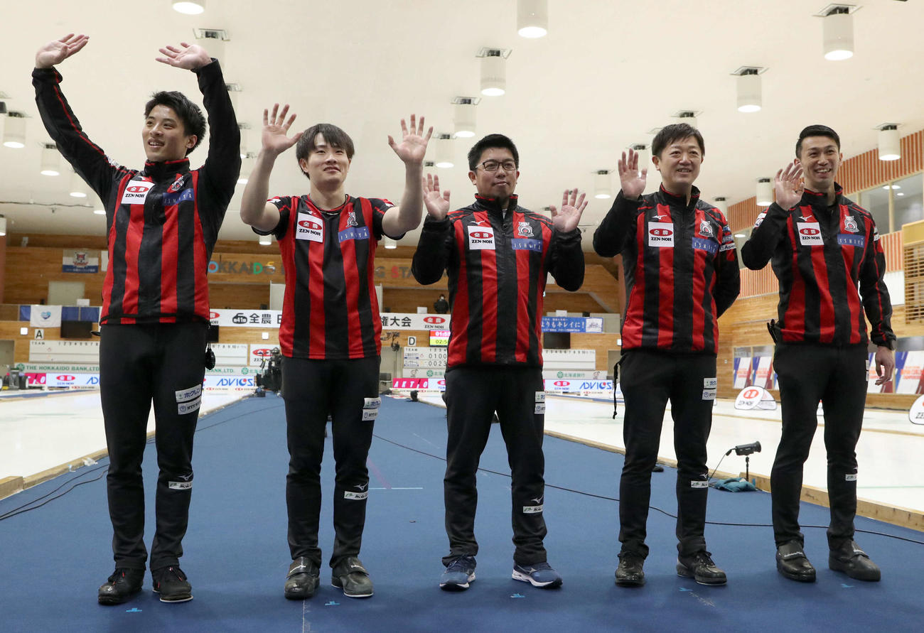 SC軽井沢クラブ対コンサドーレ　優勝し笑顔で手を振るコンサドーレの選手たち。左から敦賀爽、大内、敦賀信コーチ、阿部、清水（撮影・佐藤翔太）
