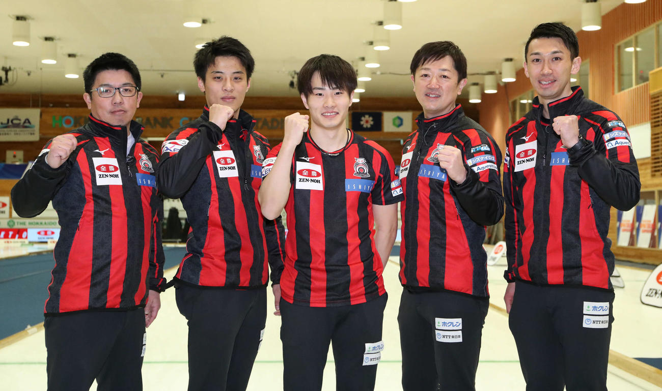 SC軽井沢クラブ対コンサドーレ　優勝し笑顔でポーズをとるコンサドーレの選手たち。左から敦賀信コーチ、敦賀爽、大内、阿部、清水（撮影・佐藤翔太）
