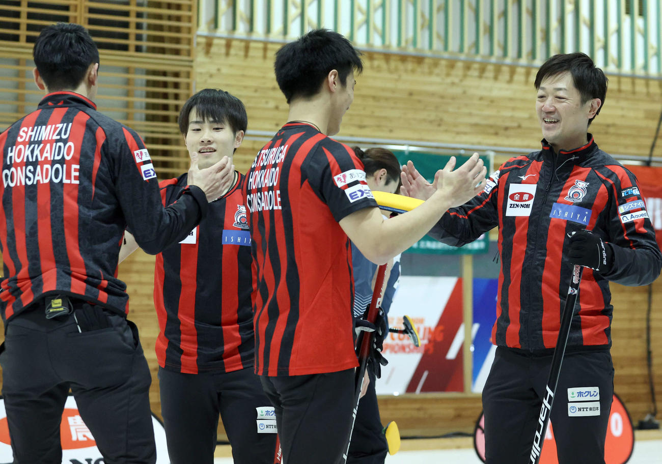 SC軽井沢クラブ対コンサドーレ　優勝し笑顔でたたえ合うコンサドーレの選手たち。左から清水、大内、敦賀爽、阿部（撮影・佐藤翔太）
