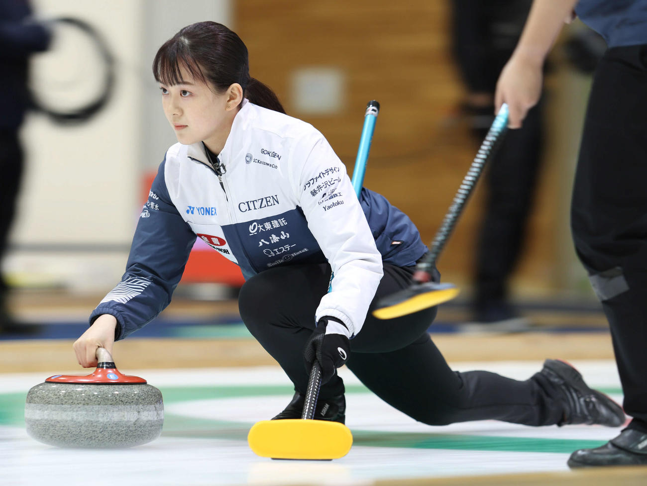 SC軽井沢クラブ対北海道銀行　第5エンド、ショットを放つSC軽井沢クラブの上野美（撮影・佐藤翔太）