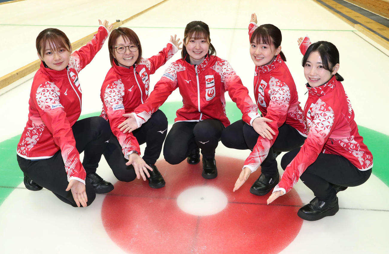 日本代表のユニホームを披露するSC軽井沢クラブの選手たち。左から上野結、西室、金井、上野美、両川（撮影・佐藤翔太）
