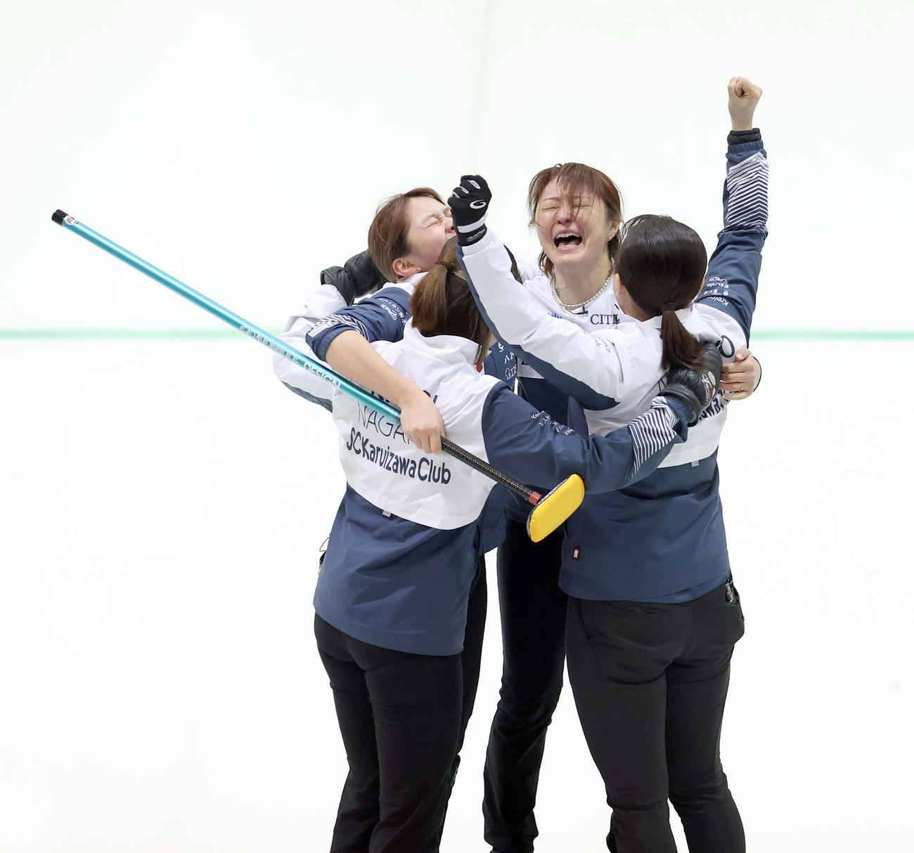 SC軽井沢クラブ対北海道銀行　優勝し抱き合って喜ぶSC軽井沢クラブの選手たち。左から上野結、金井、西室、上野美（撮影・佐藤翔太）