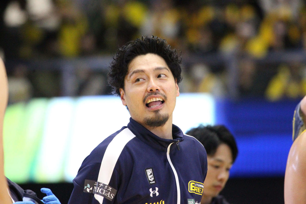 宇都宮対FE名古屋　要所で好プレーをみせ、5連勝に貢献した宇都宮の渡邉裕規は試合後に笑顔をみせる（撮影・沢田啓太郎）