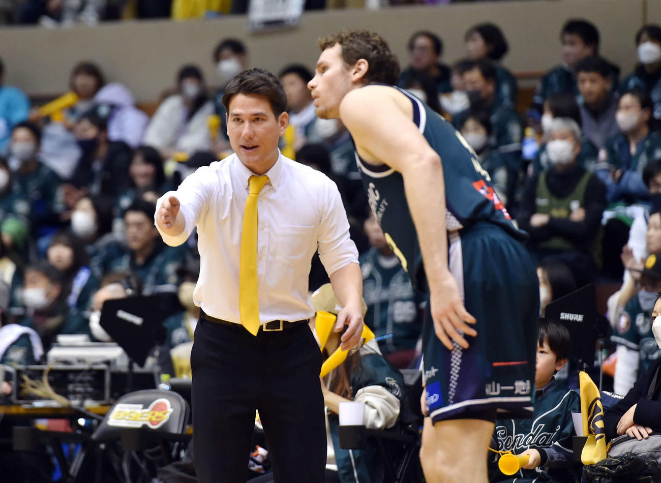 仙台対広島　第2Q、仙台マーフィー（右）に指示を与える藤田HC（撮影・相沢孔志）