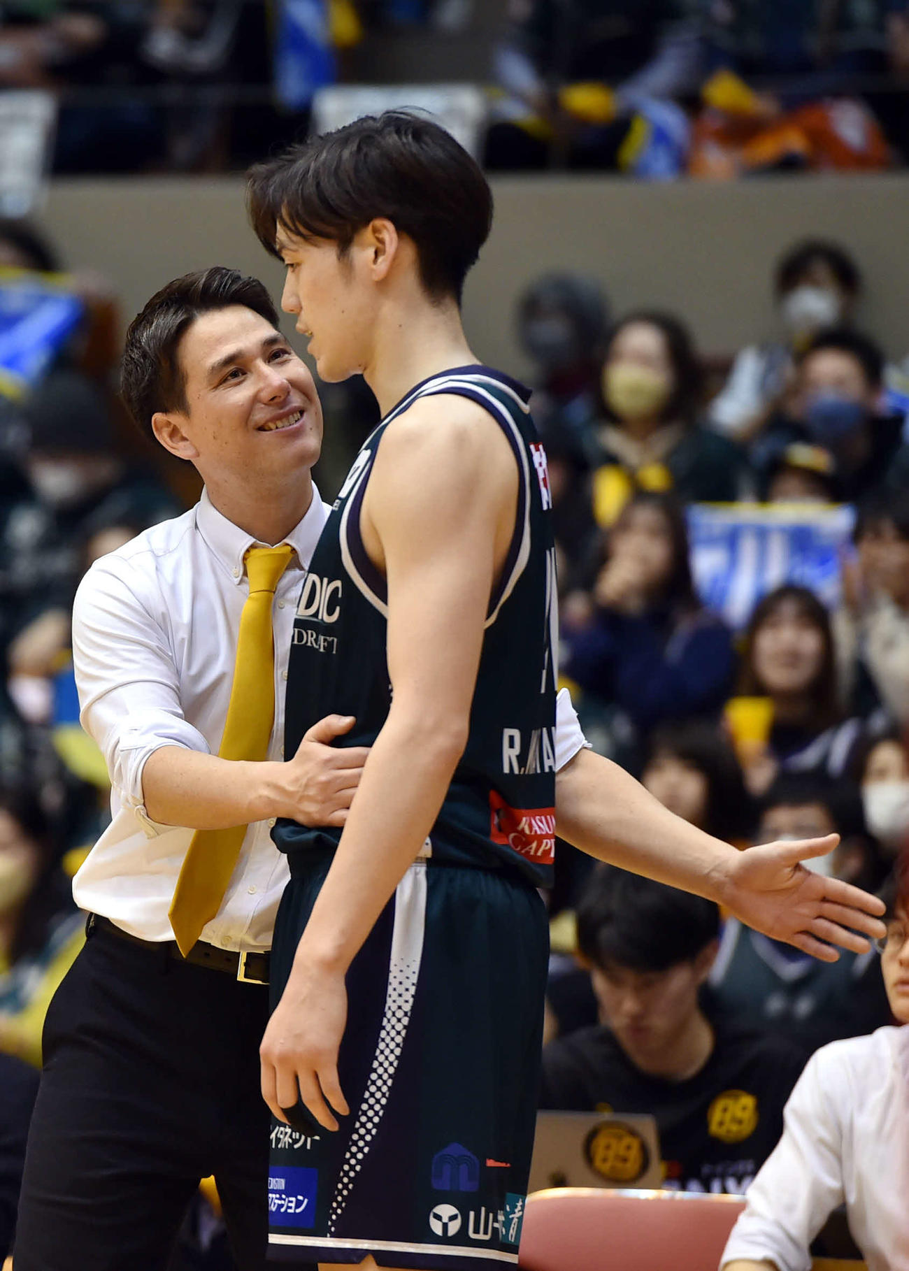 仙台対広島　第2Q、仙台渡部（手前）を鼓舞する藤田HC（撮影・相沢孔志）