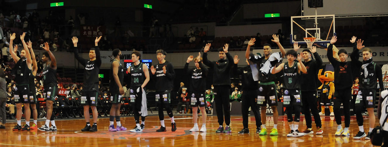 試合に勝利し、スタンドのファンにあいさつする三遠の選手ら