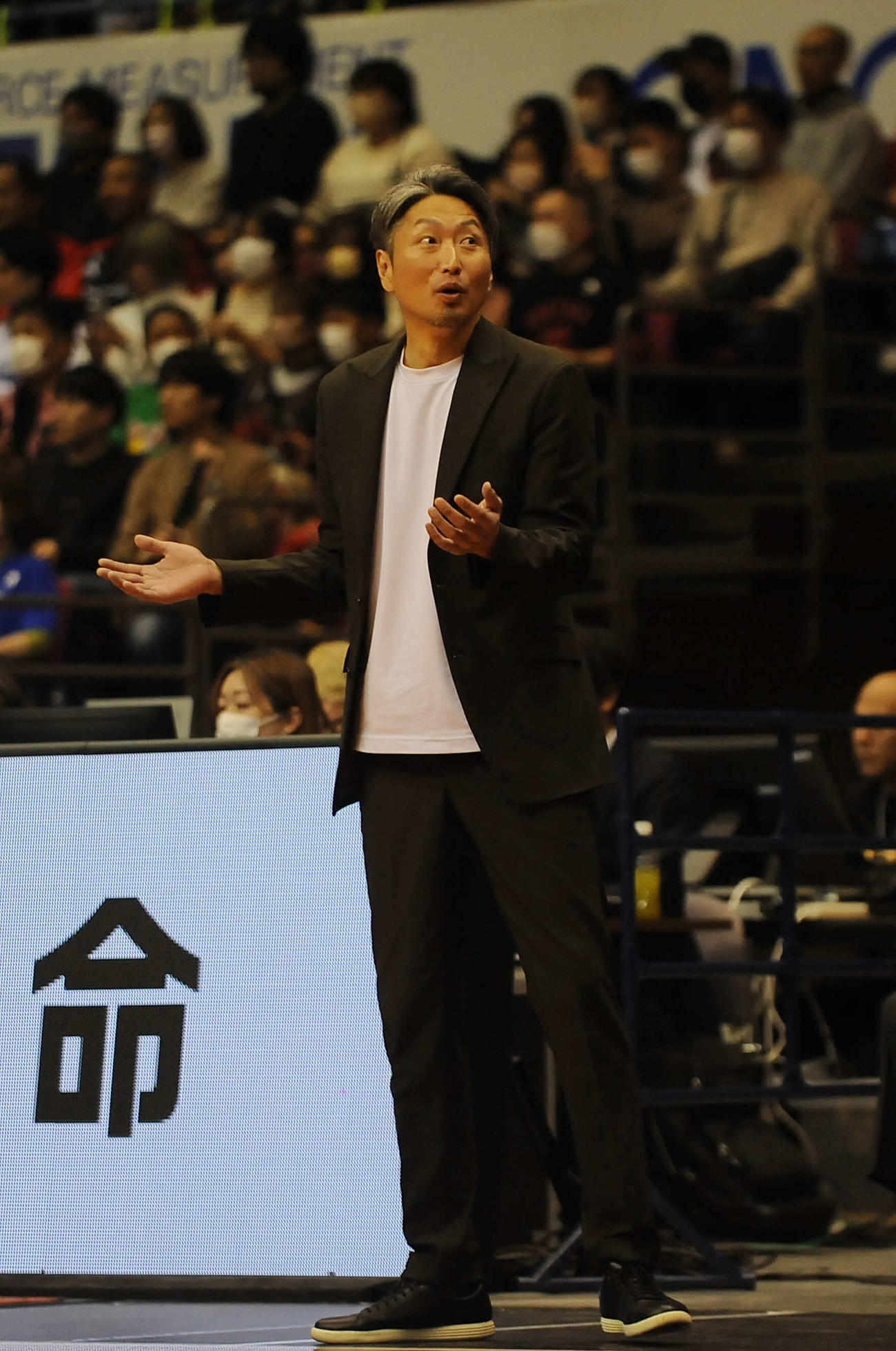 試合中、審判の判定に疑問のジェスチャーをする三遠の大野監督