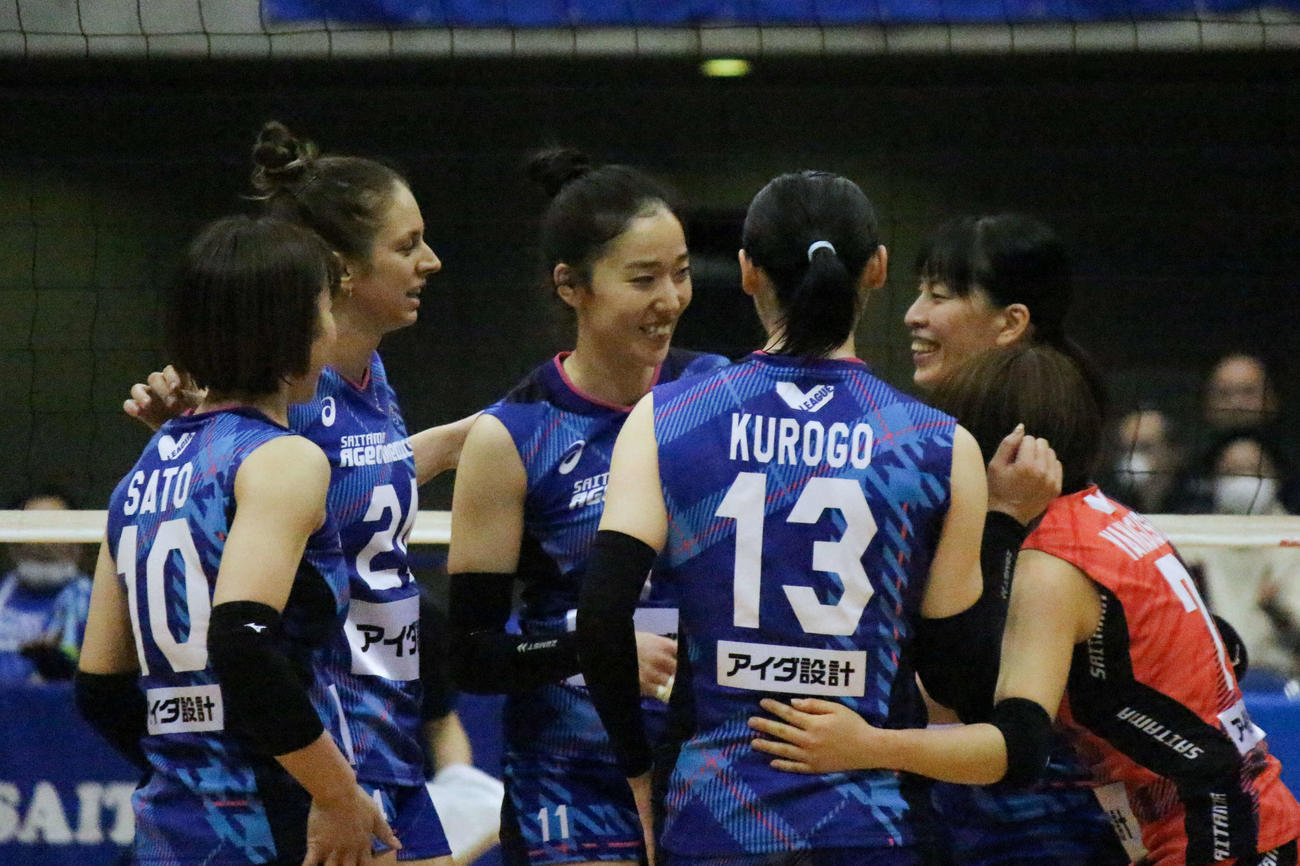 得点に喜ぶ埼玉上尾のメンバー（撮影・勝部晃多）