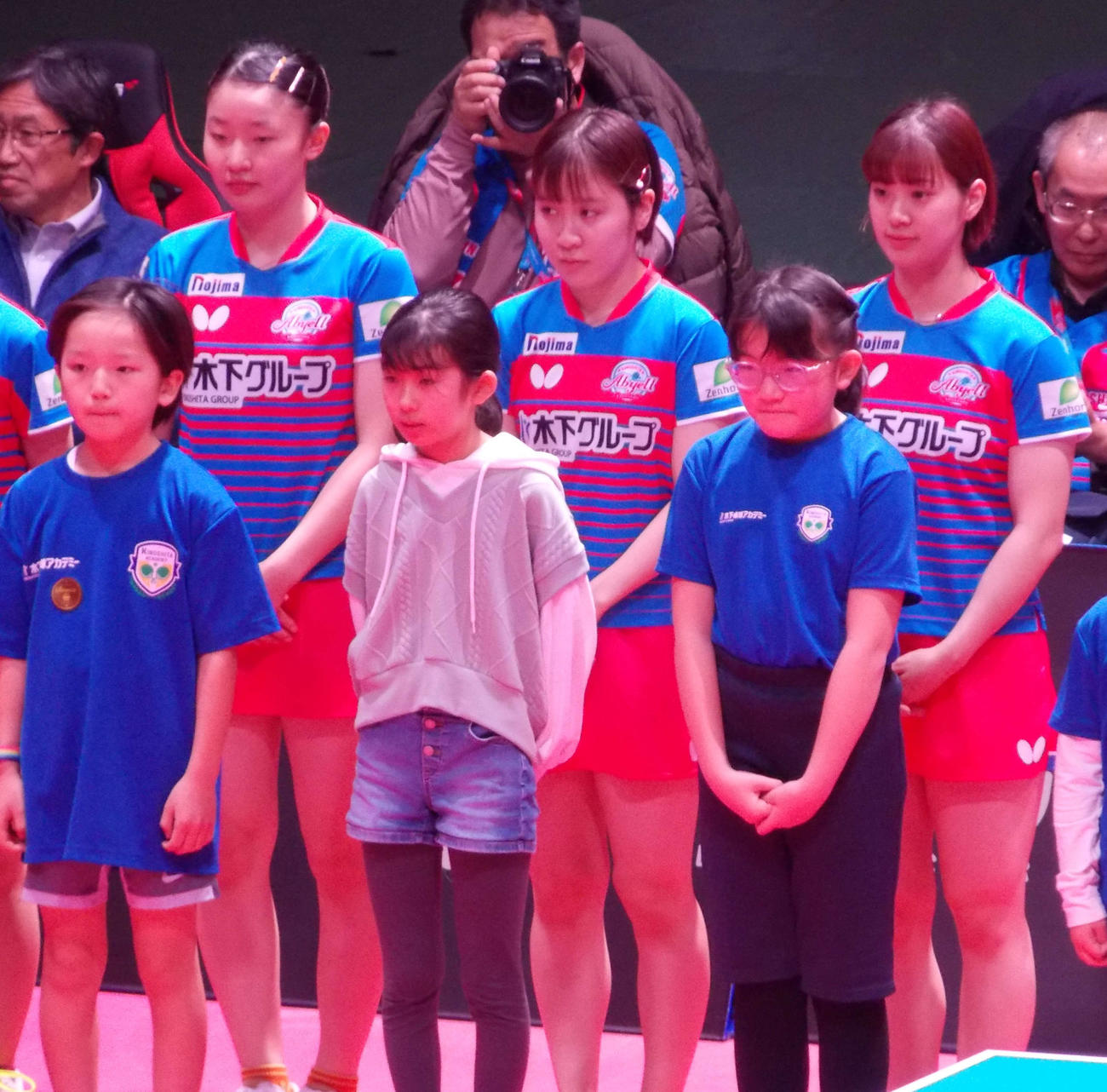 Tリーグ九州戦の前に整列した神奈川の2列目左から張本美和、平野美宇、長崎美柚（撮影・松本航）