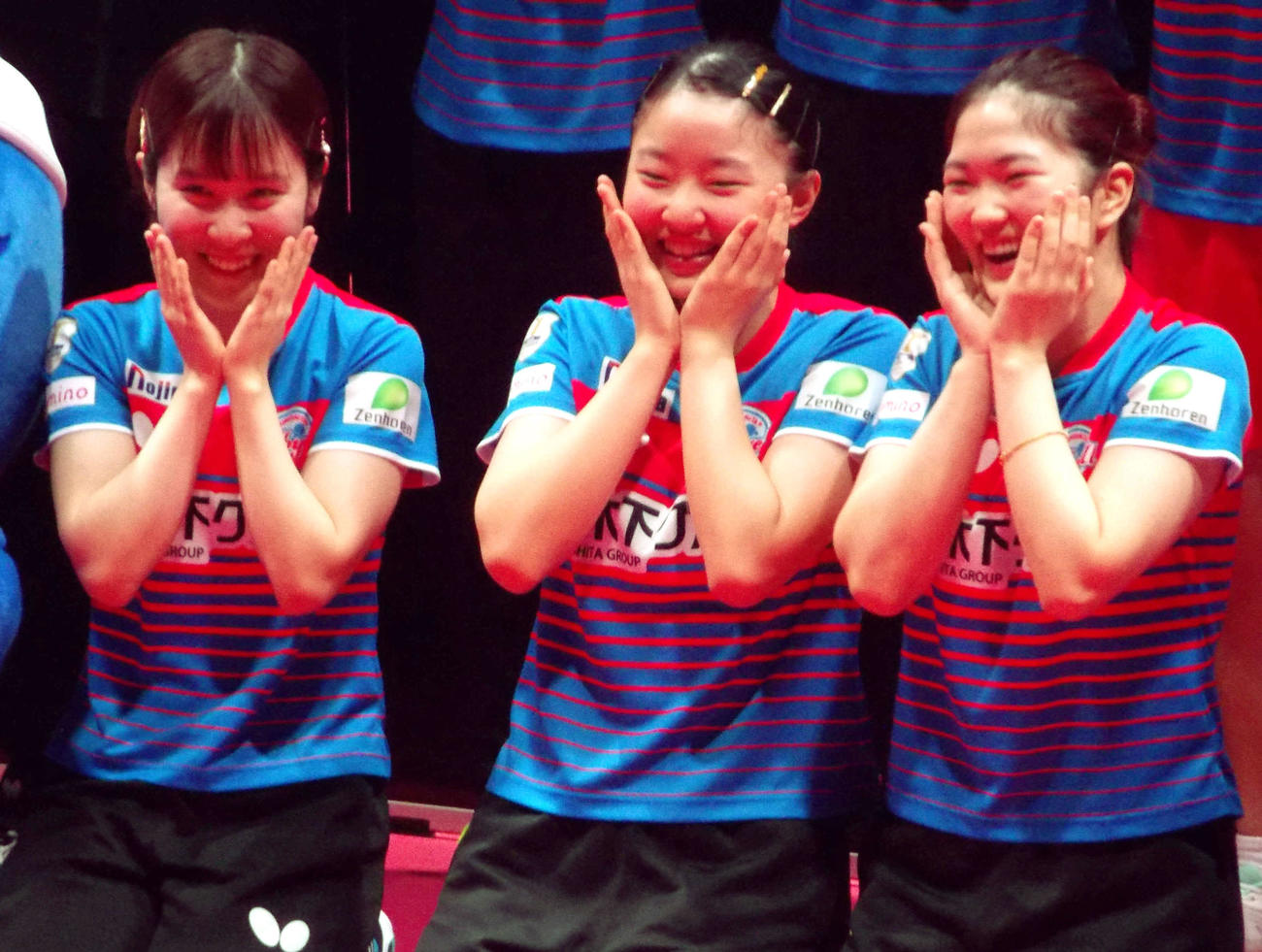 Tリーグ九州戦後に笑顔を見せる神奈川の、左から平野美宇、張本美和、木原美悠（撮影・松本航）